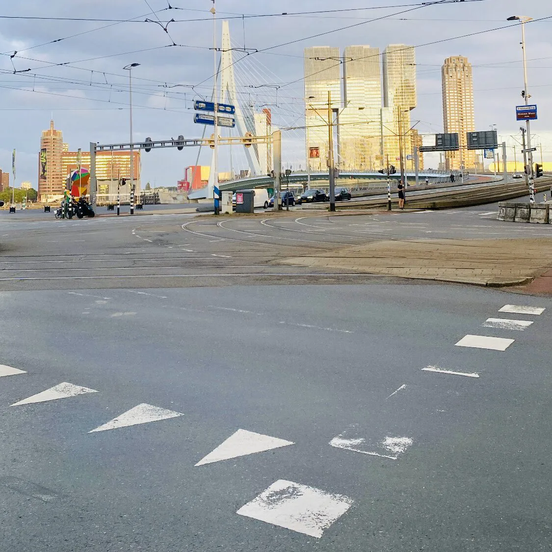 Rotterdam kruispunt bij de Maas en de Erasmusbrug
