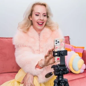 Minke Maat in actie met haar camera om online zichtbaarheid te stimuleren