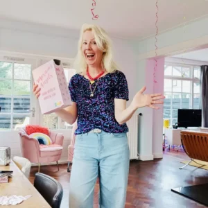 Minke Maat als dichter in actie tijdens haar workshops poezie